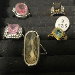 Entire tray of mixed fashion rings all are either size 6 or adjustable.